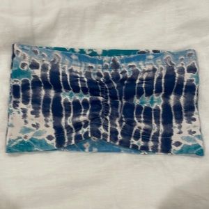 LIQUIDO strapless ‘tie-dye’ blue yoga top with ruching. P/S.